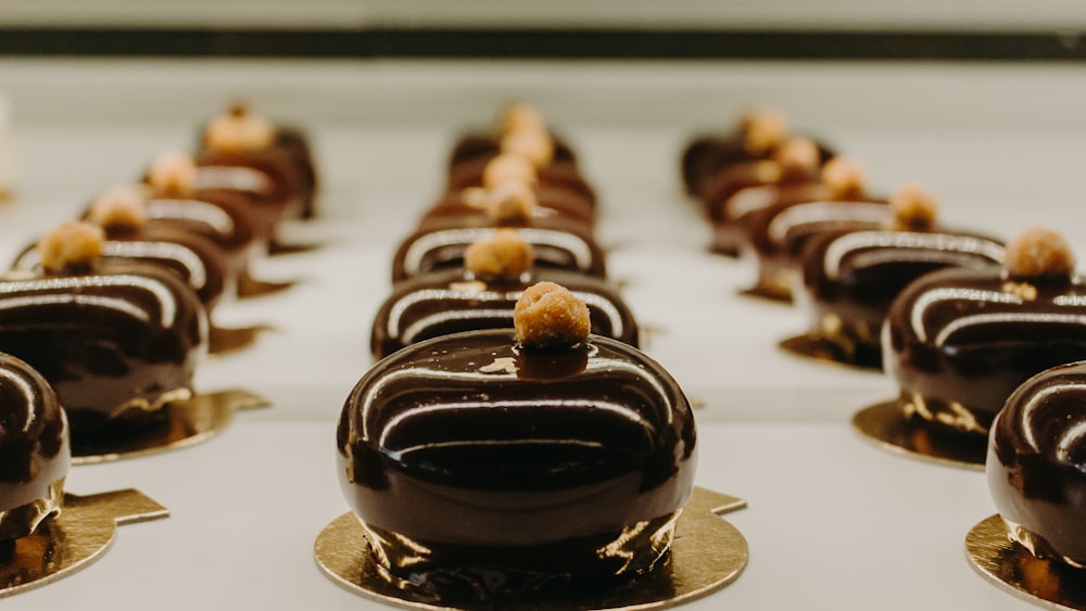 mit Schokolade überzogener Donut auf weißem Keramikteller