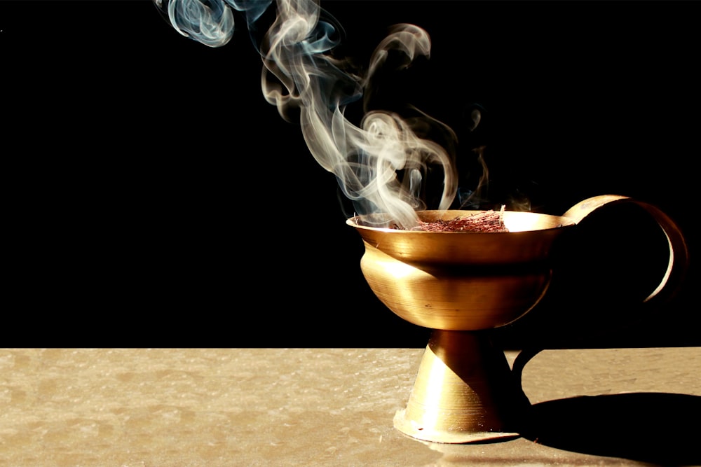 Tasse en céramique brune avec fumée