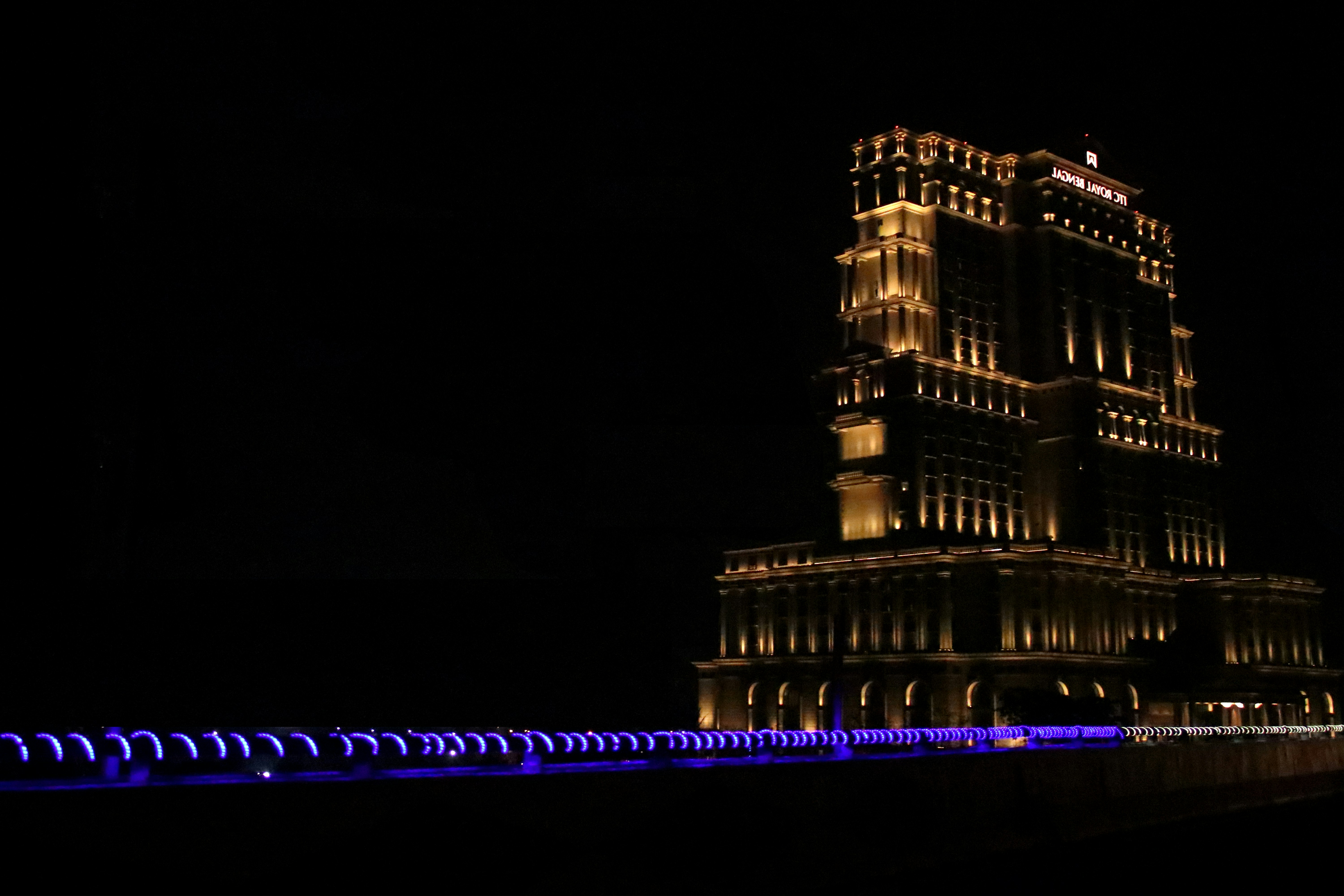 Braunes Betongebäude während der Nachtzeit