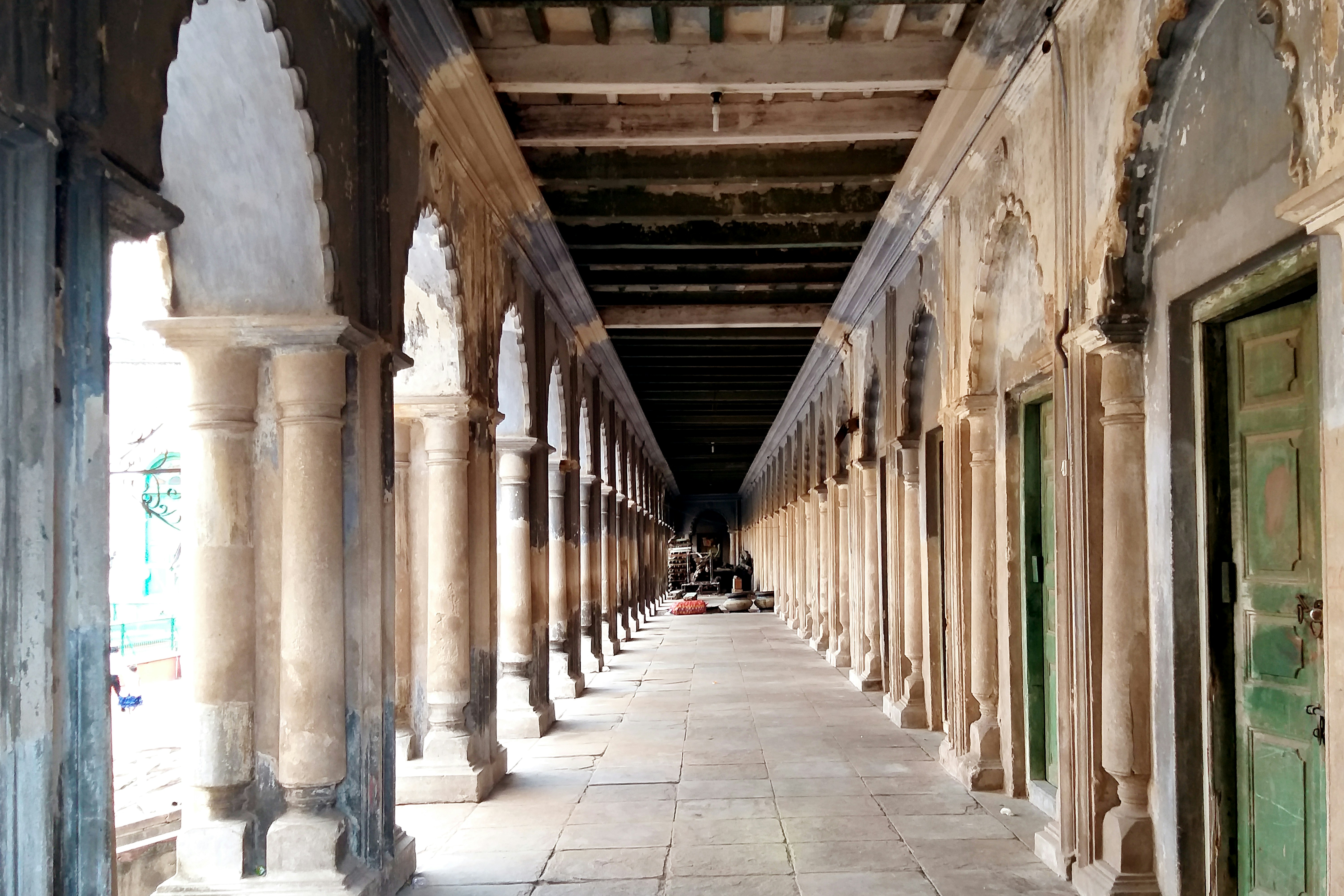 Flur aus weißem und braunem Beton