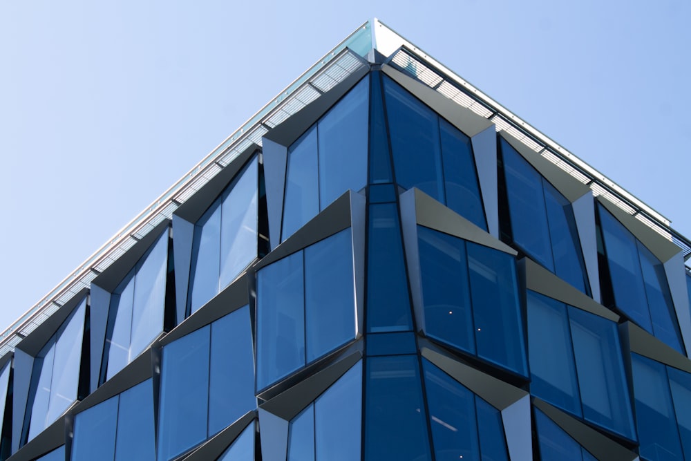 Edificio de hormigón azul y blanco