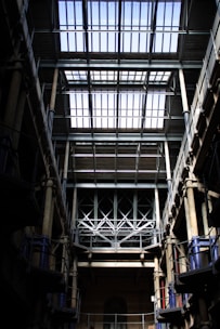 Steel truss-type shed with a spacious interior, ideal for industrial use.