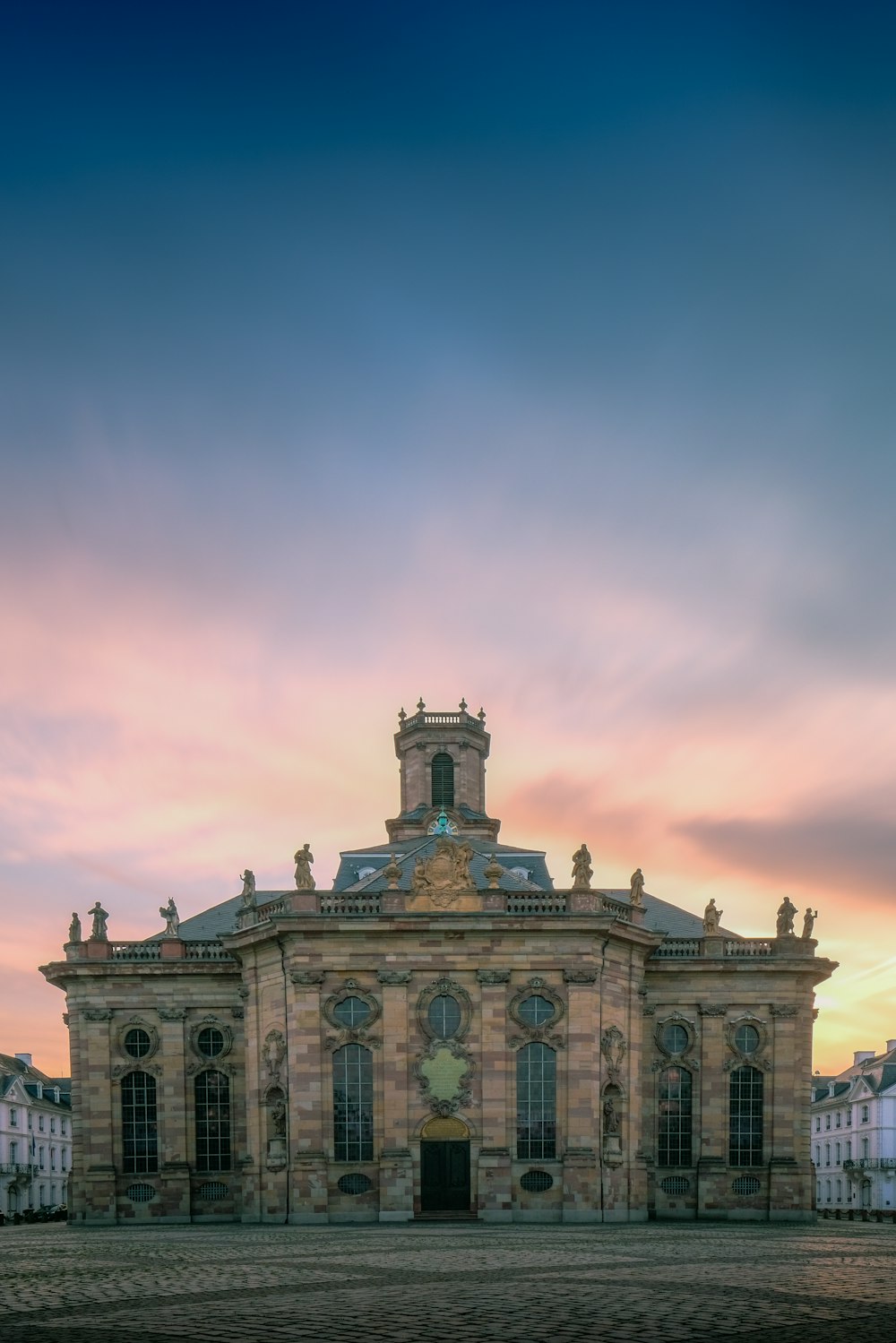 Bâtiment en béton gris sous le ciel bleu pendant la journée