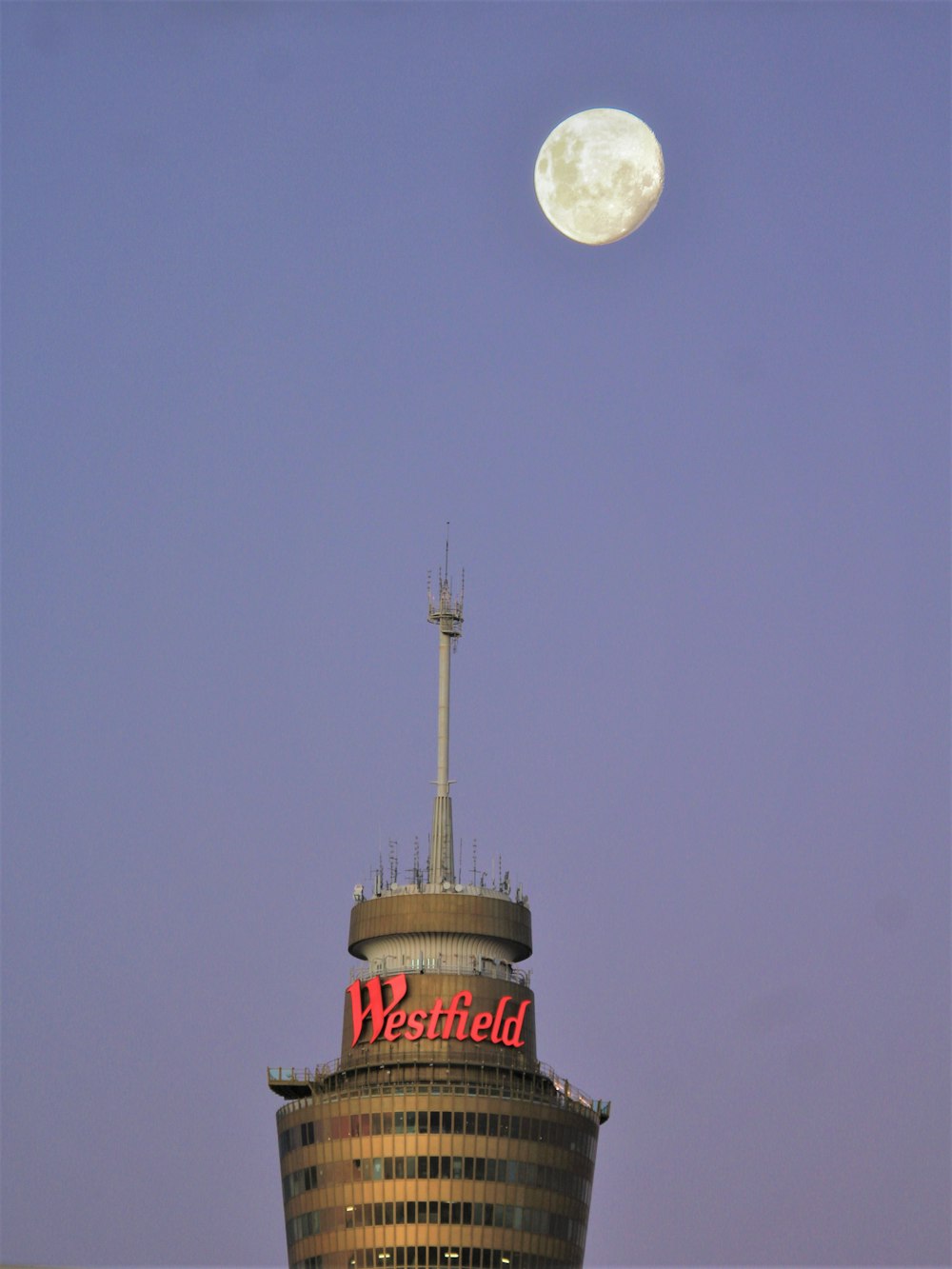 Torre roja y blanca bajo la luna llena