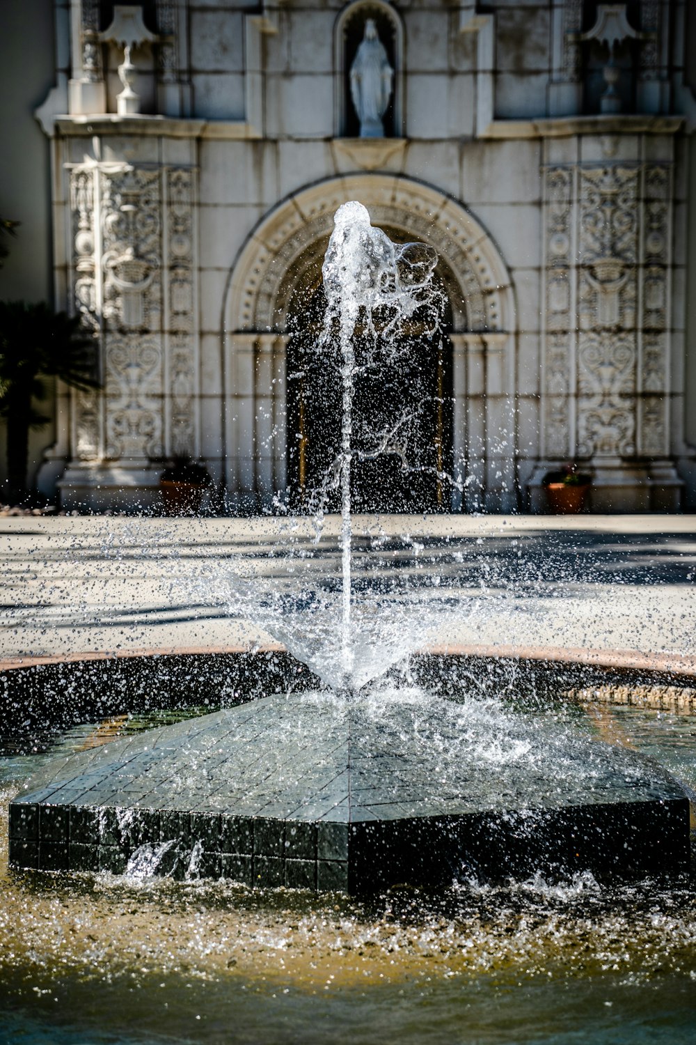 Wasserfontäne vor dem Gebäude