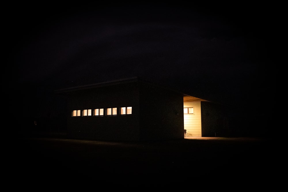 casa de madeira branca e marrom durante a noite