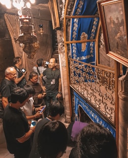 Guests enjoying a guided technical visit organized by Hôtel Godwin.