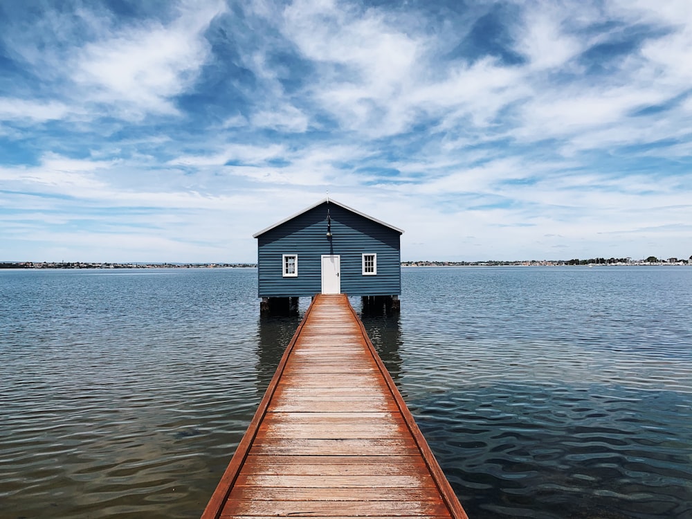 Braunes Holzdock auf See unter blauem Himmel tagsüber