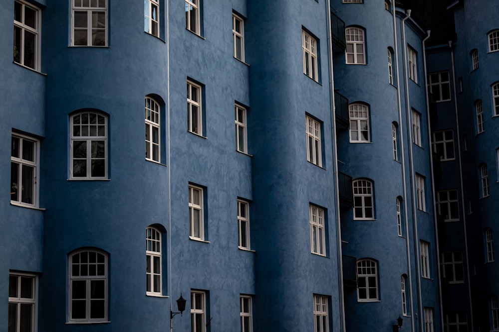 edifício de betão azul e branco