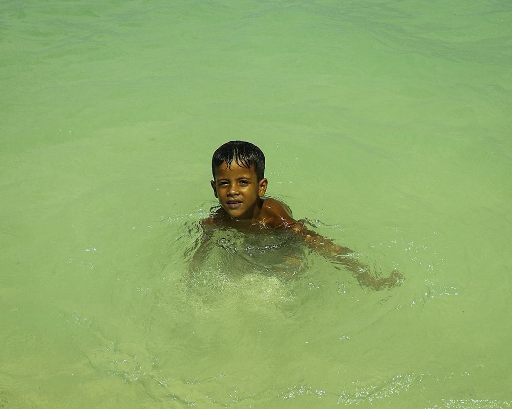 2 Jungen tagsüber im Wasser