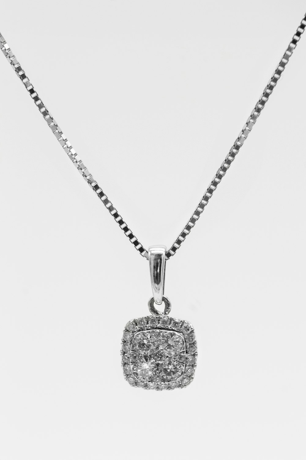 Silberner Herzanhänger Halskette auf weißem Hintergrund