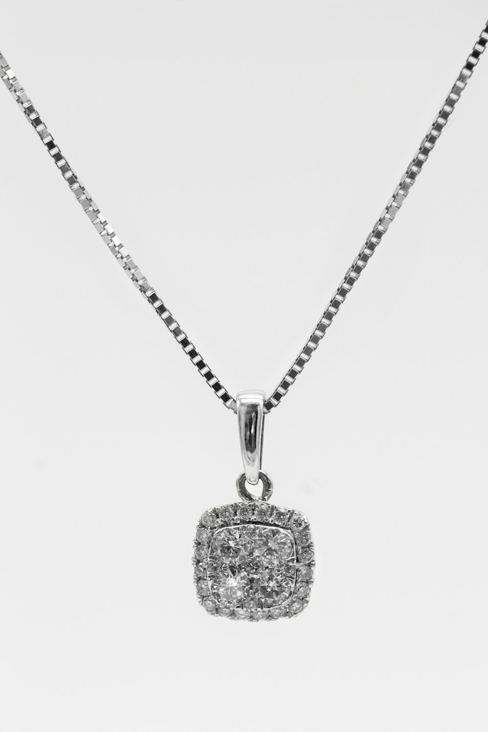 Collier pendentif coeur en argent sur fond blanc