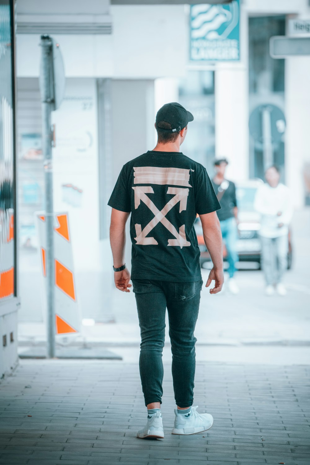 man in black and white star print crew neck t-shirt and blue denim jeans  standing photo – Free Ulm Image on Unsplash