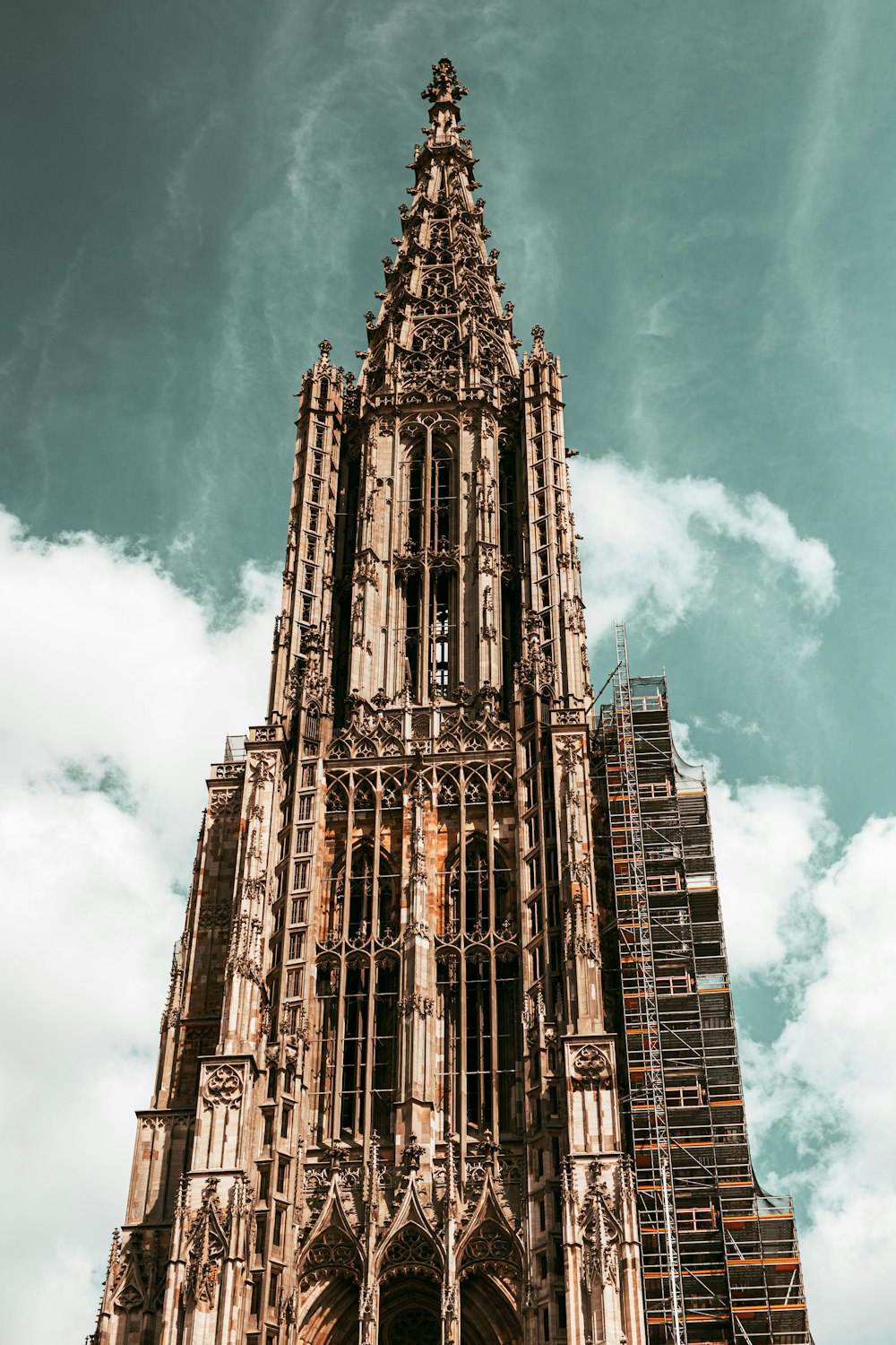 Braunes Betongebäude unter blauem Himmel tagsüber