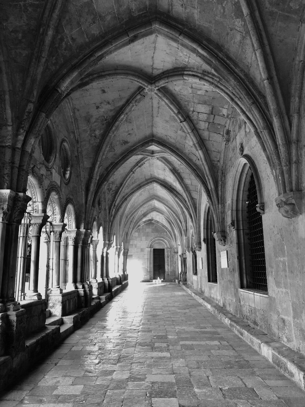 foto in scala di grigi di un edificio in cemento