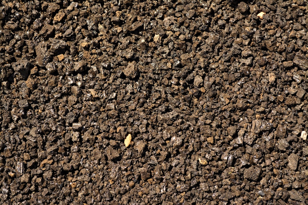 un primer plano de una superficie de tierra con pequeñas rocas