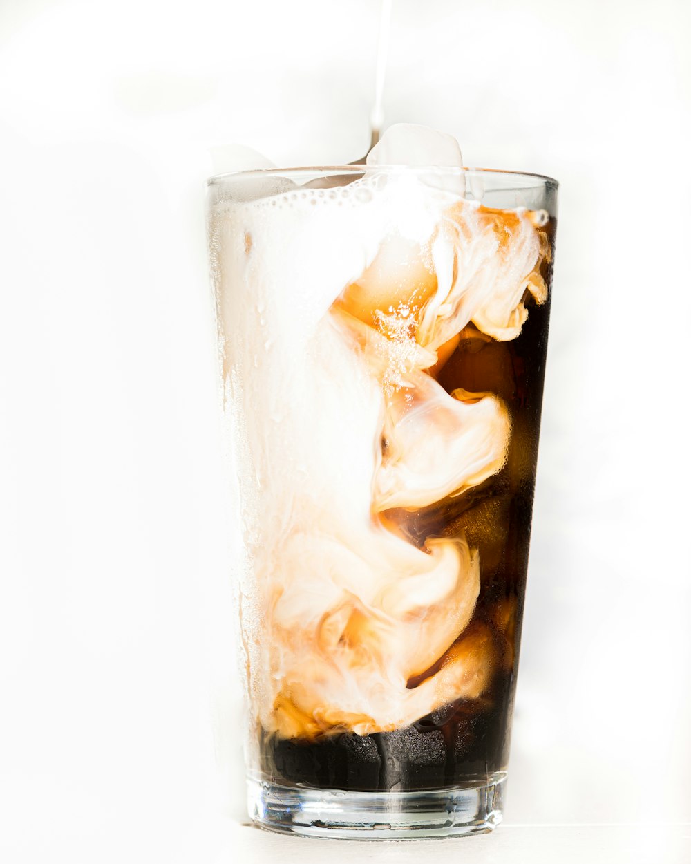 glace dans un verre à boire transparent