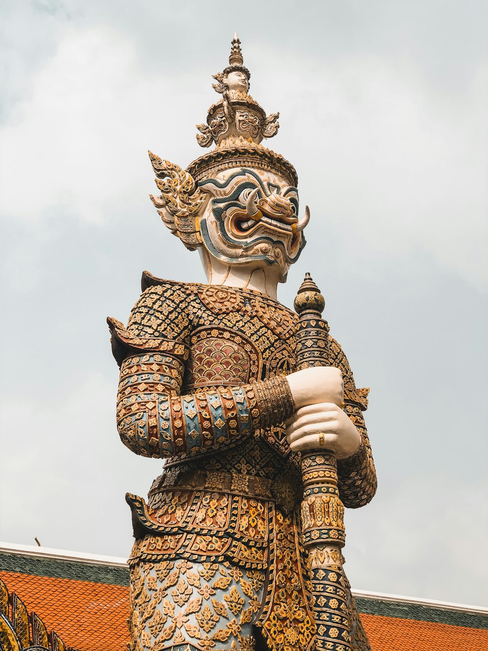 Estatua de la deidad hindú dorada y azul