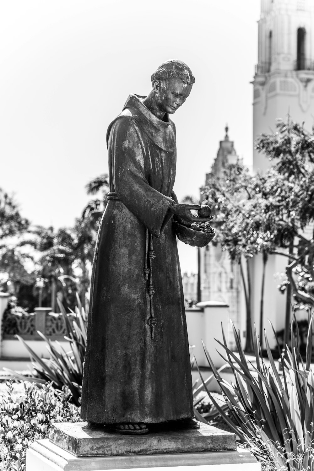 foto em tons de cinza da estátua da mulher