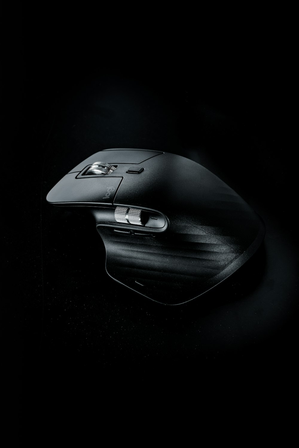 black and gray cordless computer mouse