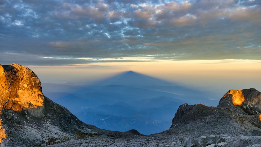 Berge unter weißen Wolken tagsüber