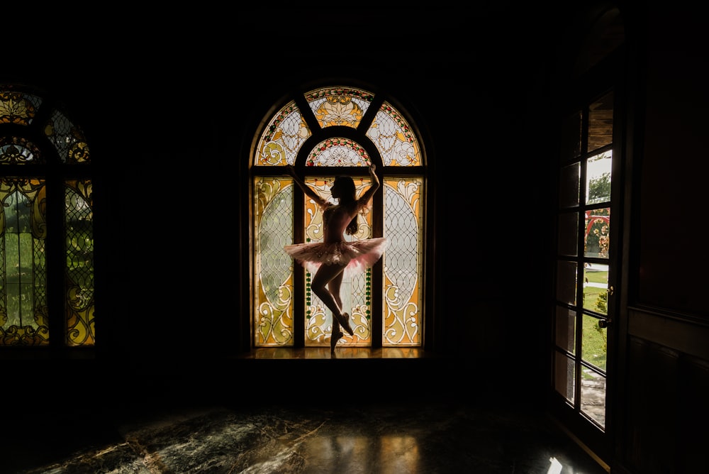 Silhouette der Person, die auf Fenster springt