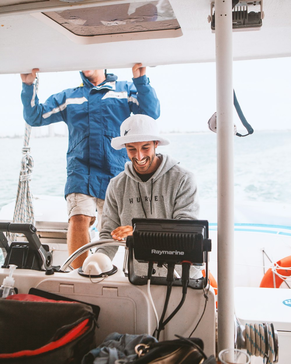 hombre con camisa de vestir azul y sombrero de vaquero marrón sentado en el barco durante el día