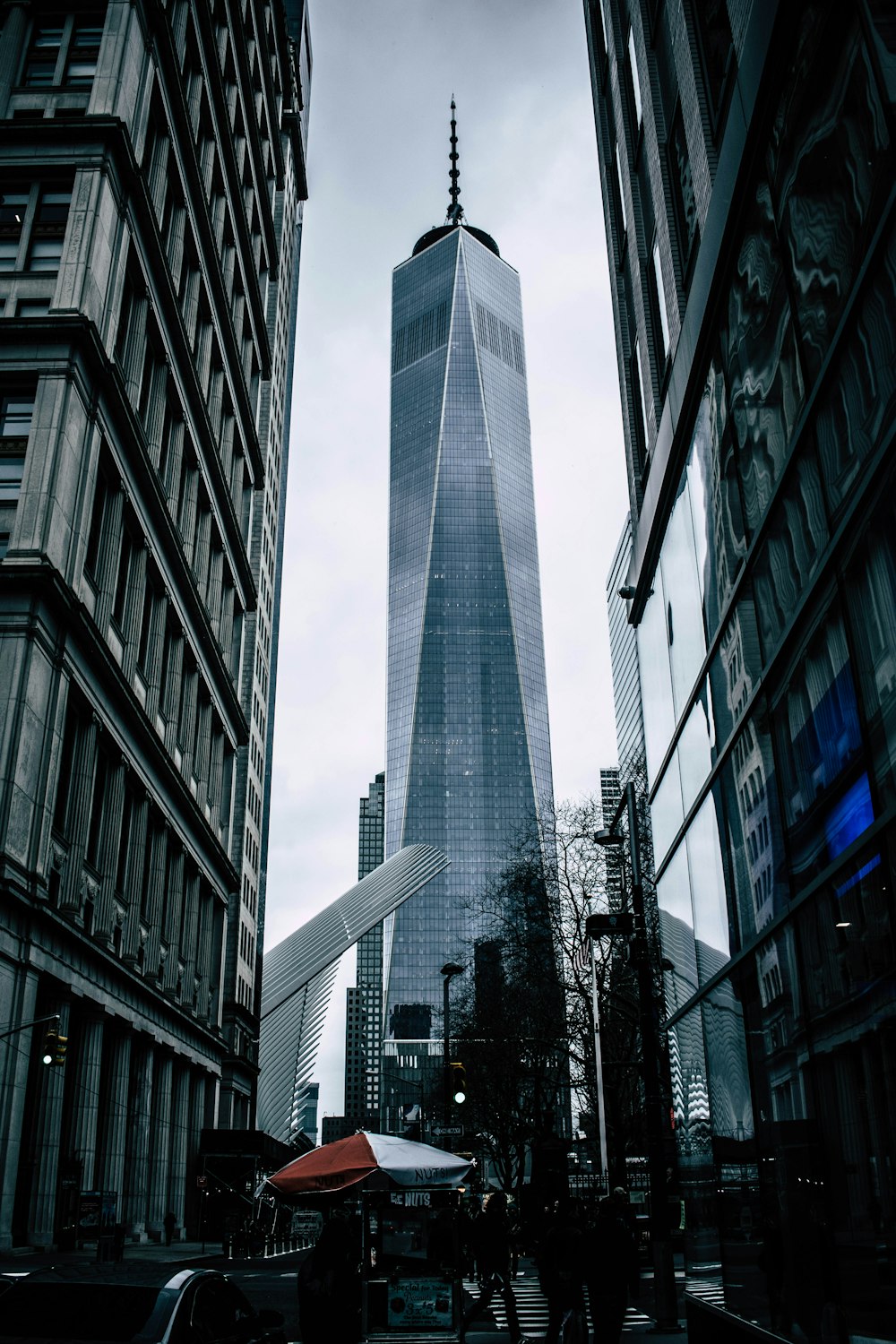 灰色のコンクリートの高層ビル