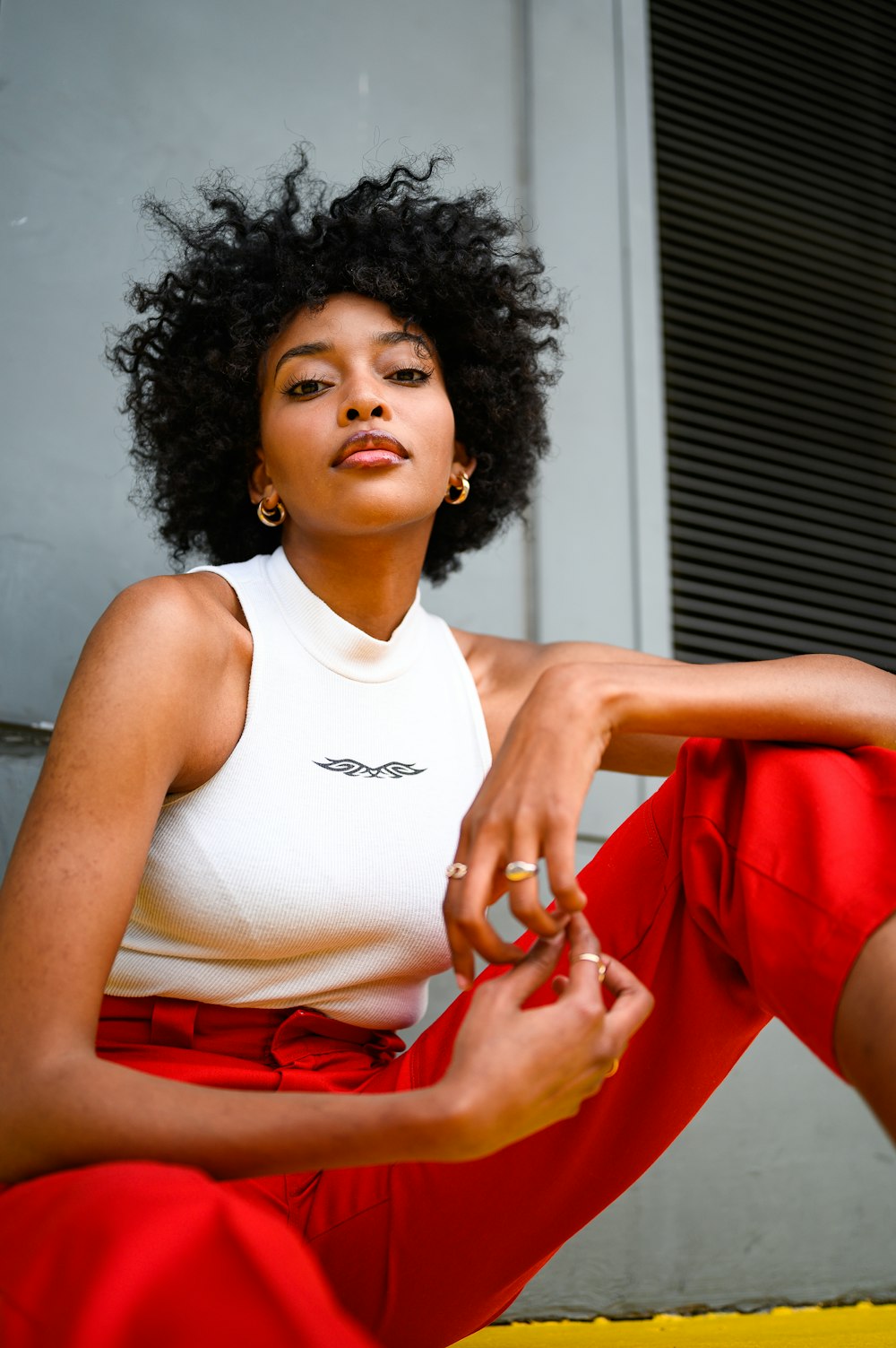 Mujer con camiseta blanca sin mangas y falda roja