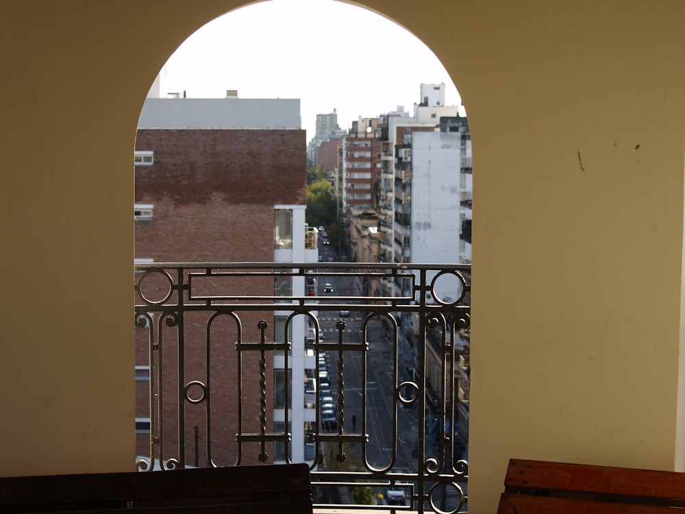 Portail en métal noir près d’un bâtiment en béton brun pendant la journée