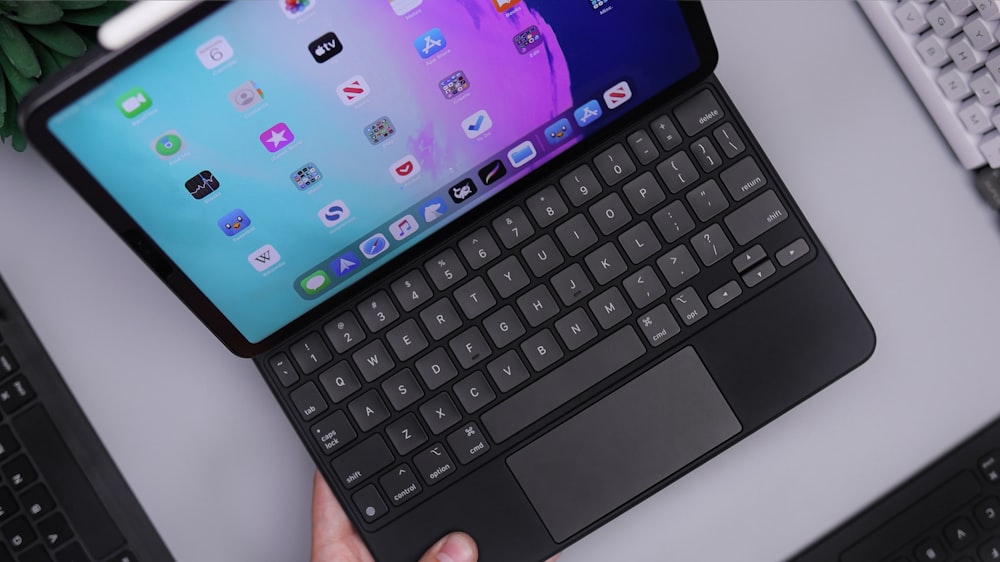 Schwarzes iPad mit Tastatur auf weißem Tisch