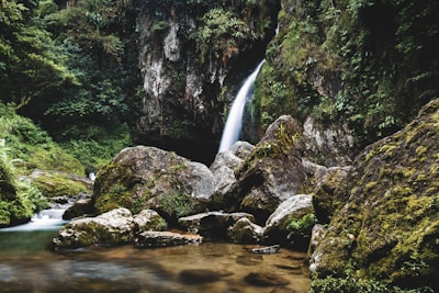 waterfalls on rocky shore during daytime