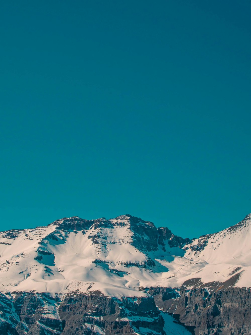 Un snowboarder fait un tour dans les airs