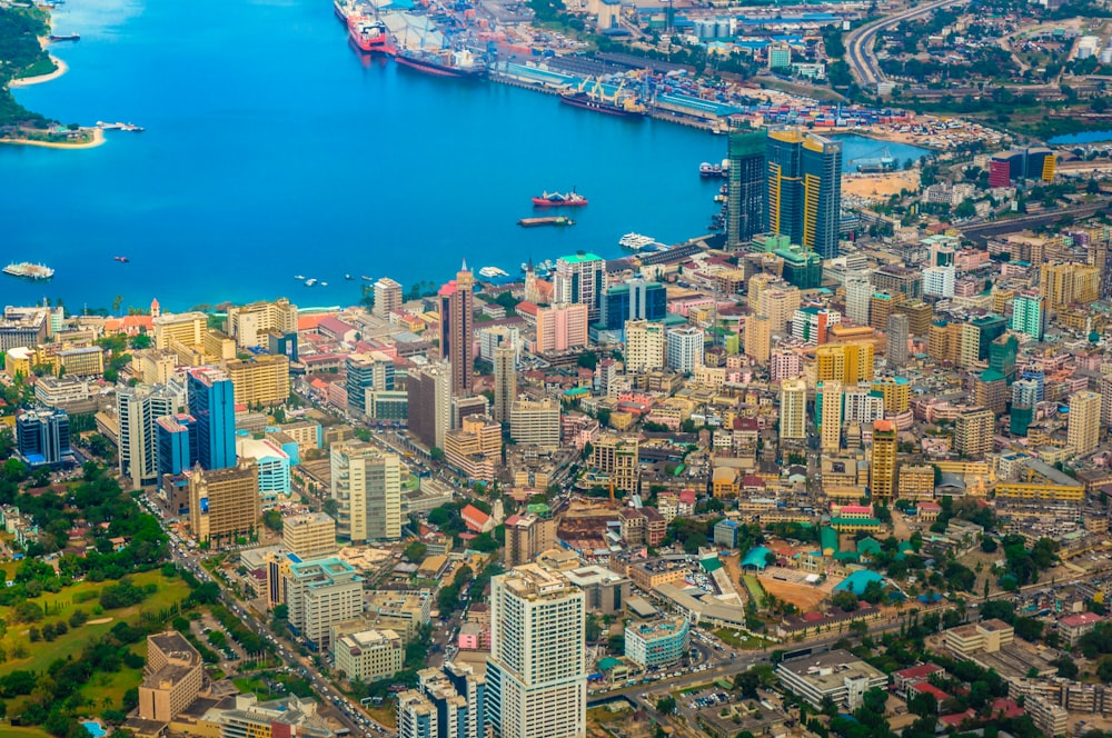 Vista aérea de los edificios de la ciudad durante el día