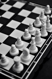 white and black chess pieces