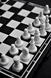 white and black chess pieces