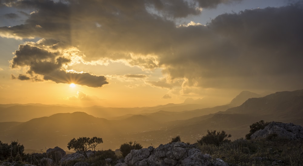 El sol se está poniendo sobre una cadena montañosa