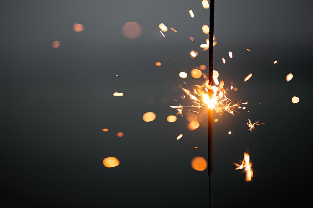 gelbe und rote Luftballons während der Nachtzeit