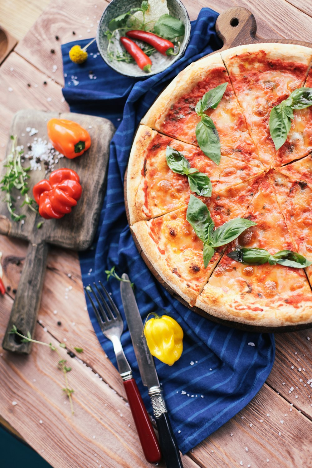 Pizza auf blauem Keramikteller