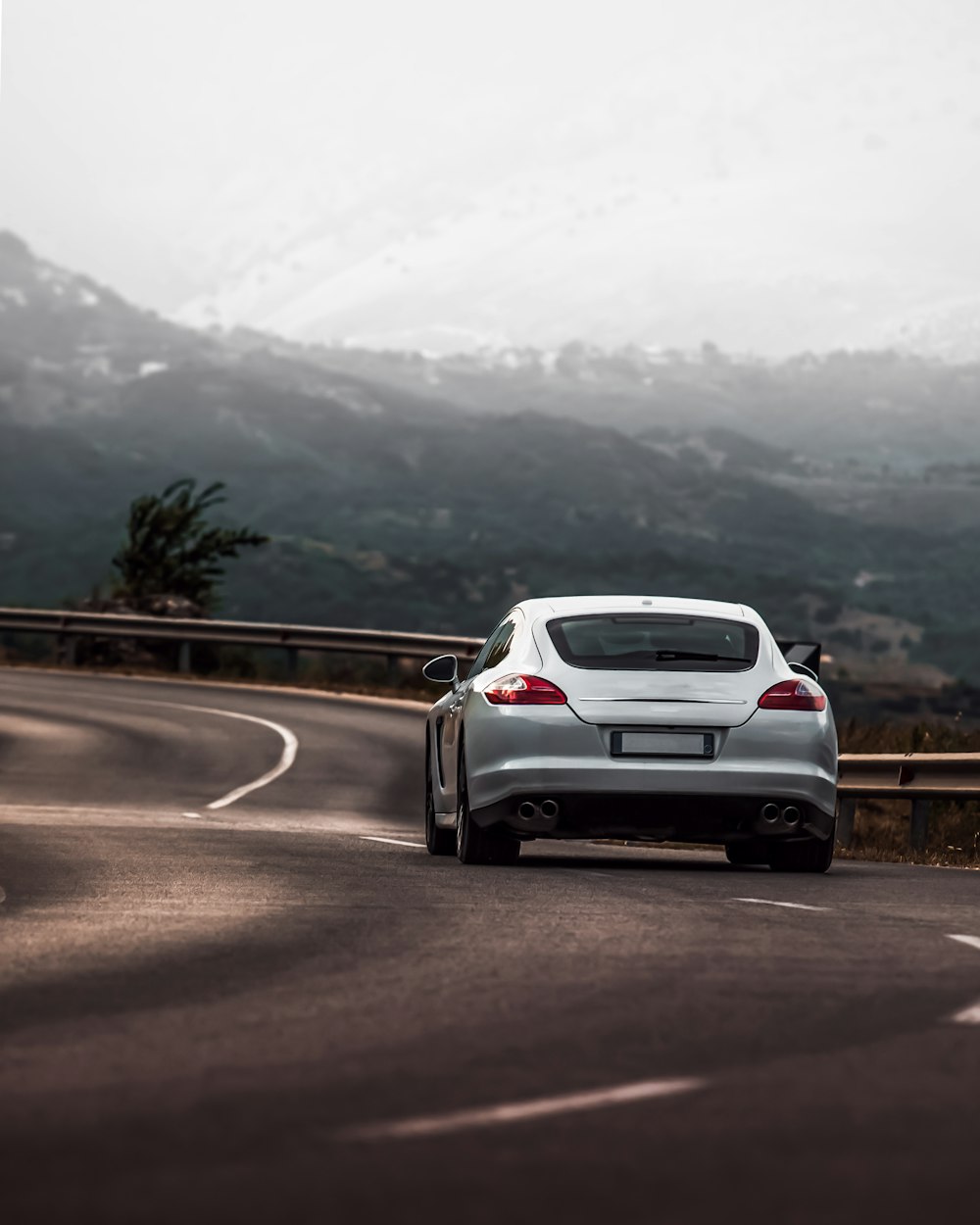 Coche blanco en la carretera durante el día