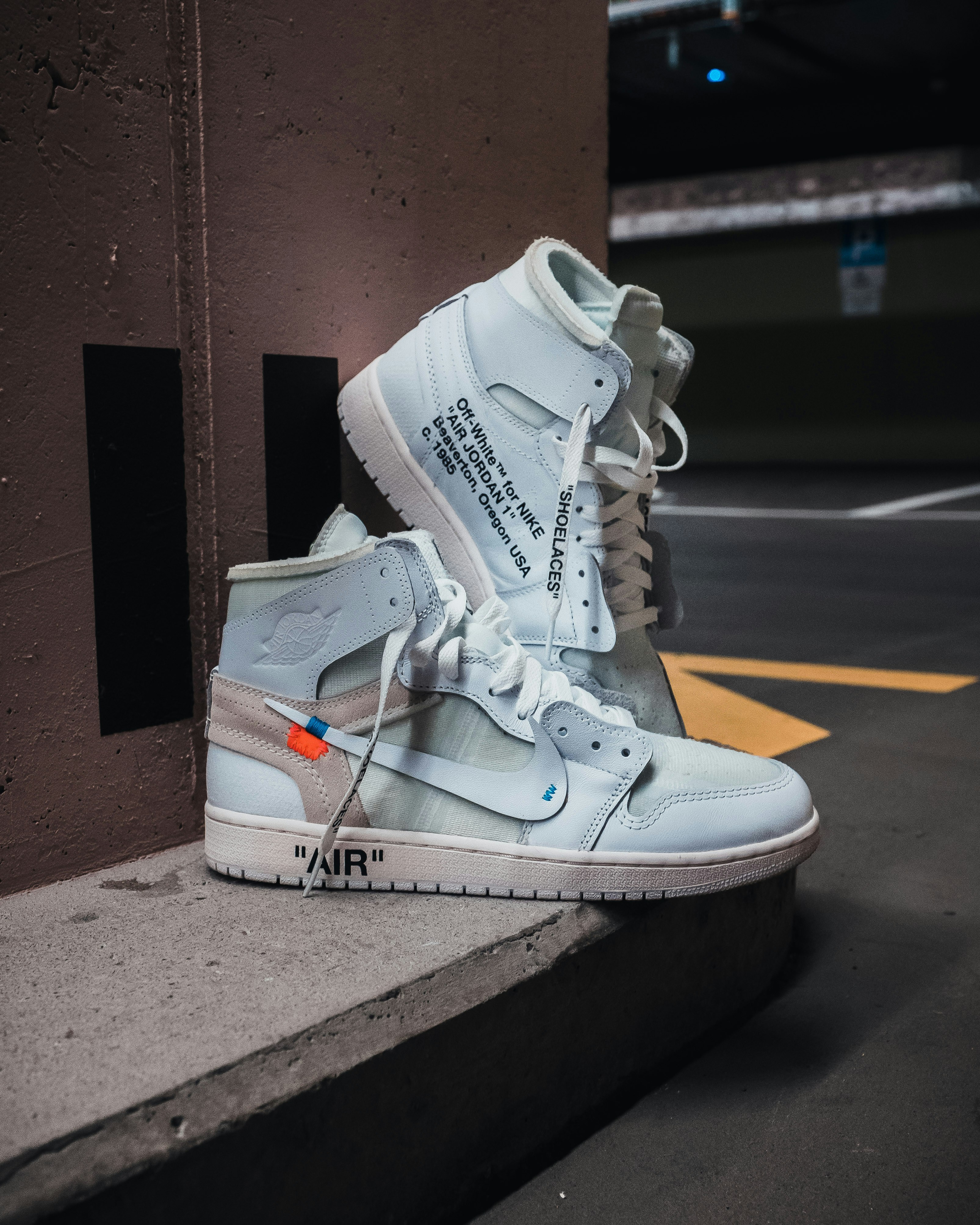 white nike high top shoes