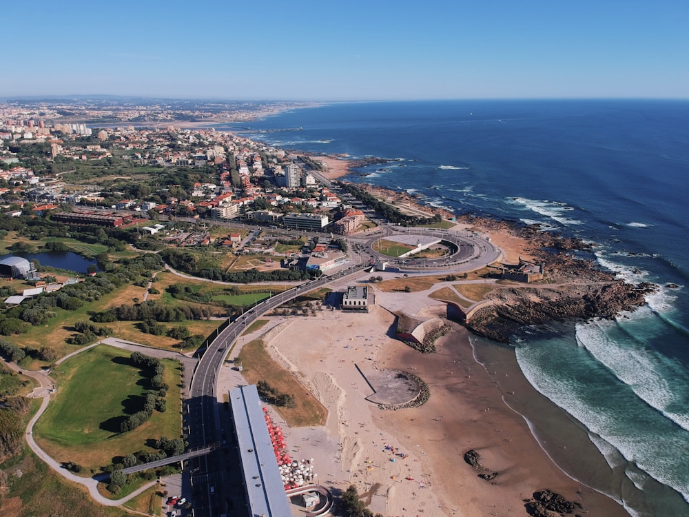 Vista aérea de la playa durante el día