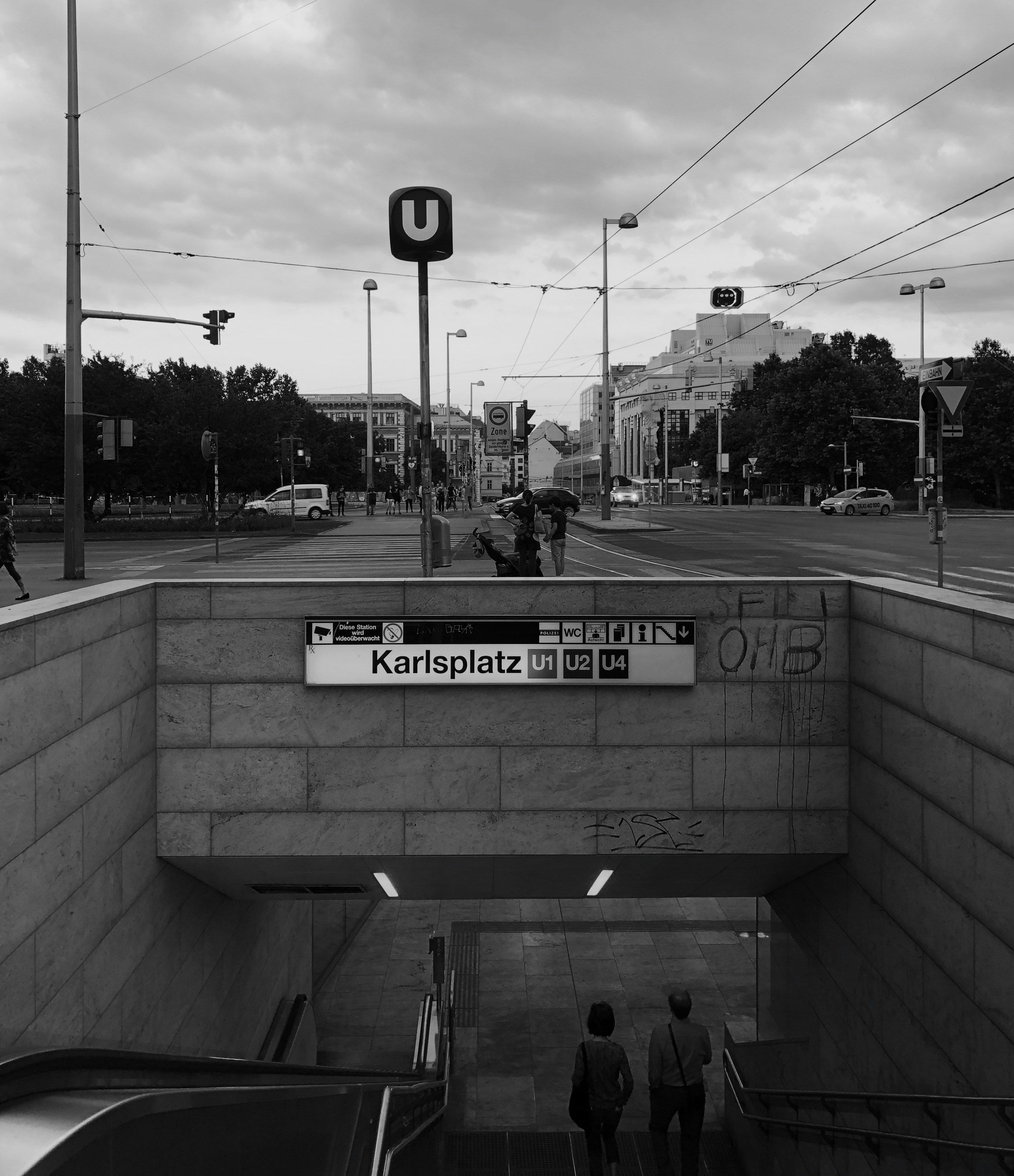 uma foto em preto e branco de um homem andando de skate por uma escala