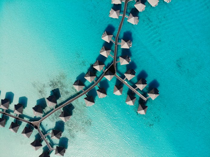 Un motu isolé bordé d'un lagon turquoise en Polynésie.