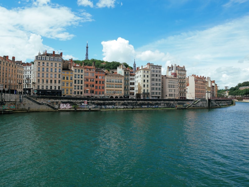 Immeubles lyonnais en bord de Saône