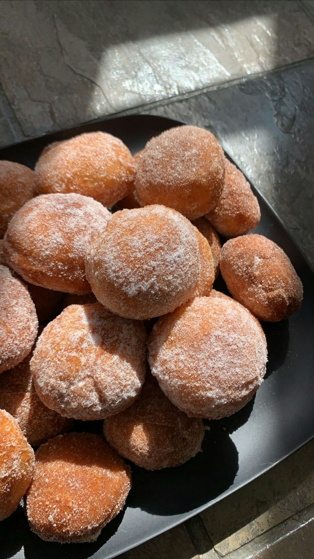 pão integral na bandeja preta