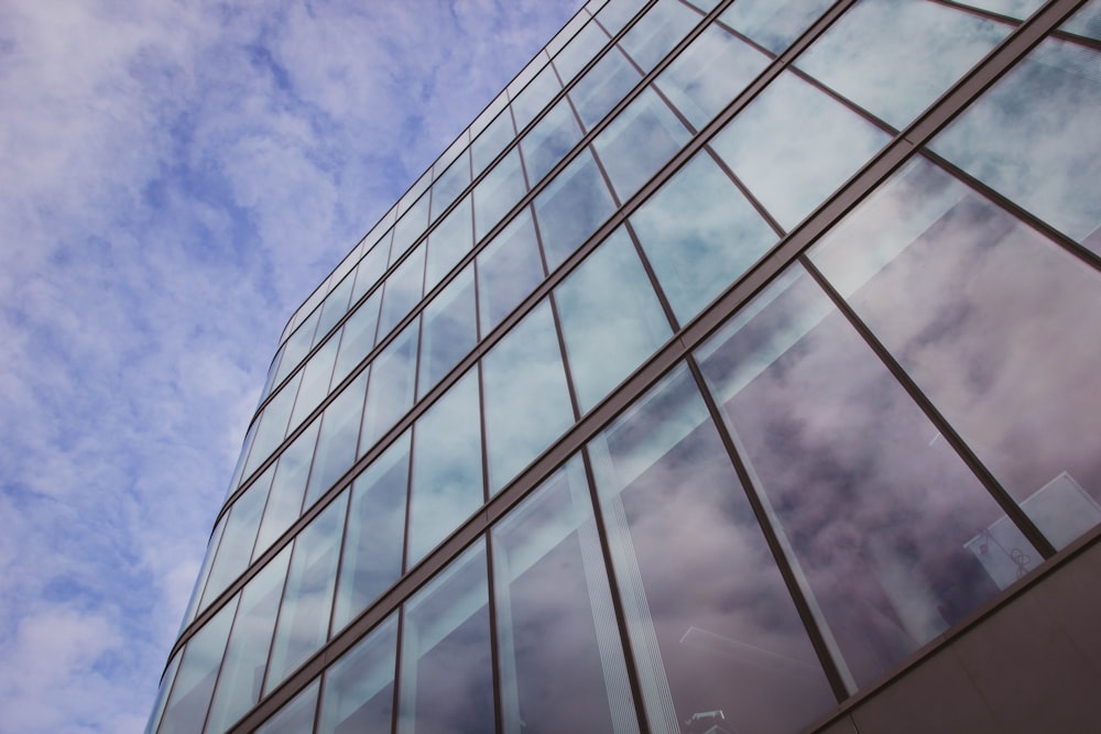 edificio in vetro trasparente sotto il cielo blu