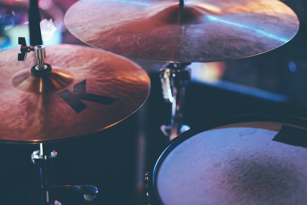 black and brown drum set