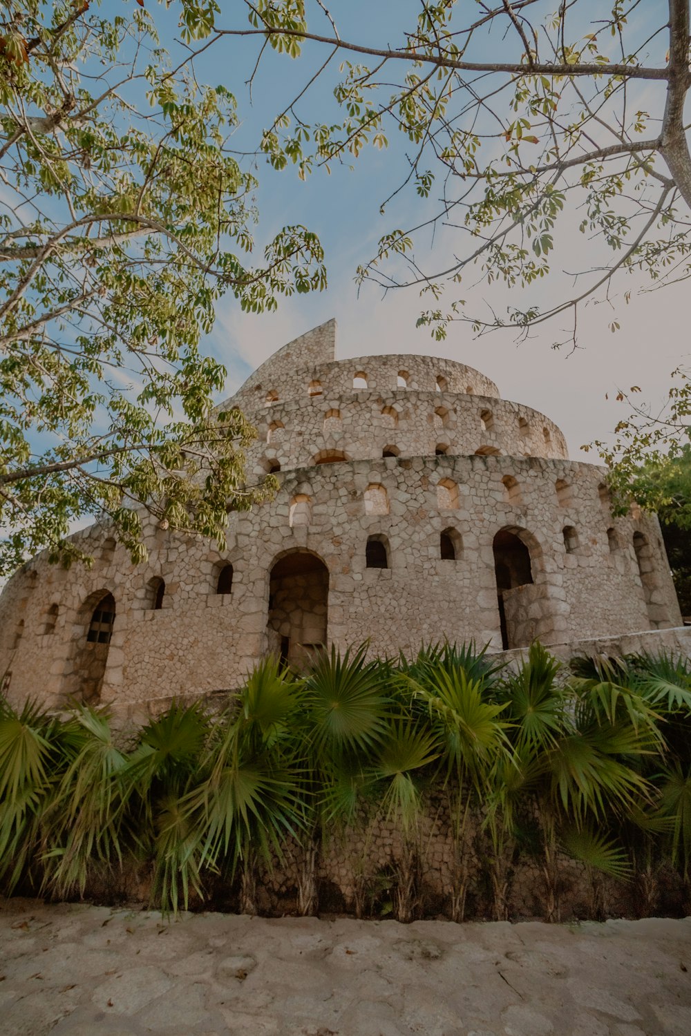 edifício de concreto marrom perto de árvores verdes durante o dia