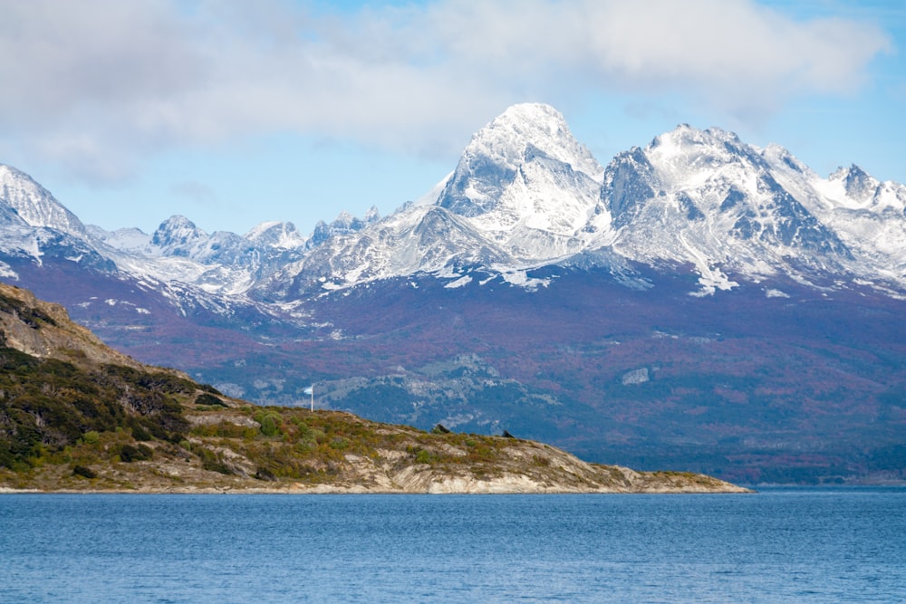 montagna innevata vicino allo specchio d'acqua durante il giorno